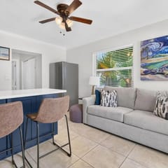 Fall Promo Thursdays! Heated Pool, Steps to Beach! Sleeps 4!