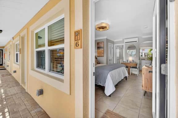 Summer Promo! Discounted Rates Mon & Thur! - Coconut Villa's Suite 6 - Image 3