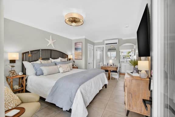 Summer Promo! Discounted Rates Mon & Thur! - Coconut Villa's Suite 6 - Image 4