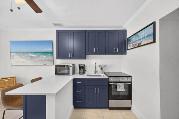 Charming Beachside 1-Bedroom Condo — Sleeps 4 - Image 5