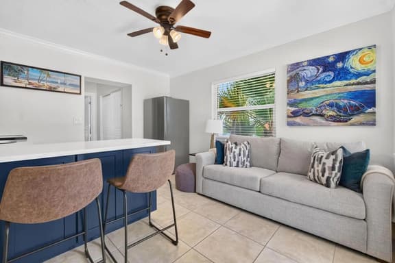 Charming Beachside 1-Bedroom Condo — Sleeps 4 - Image 1